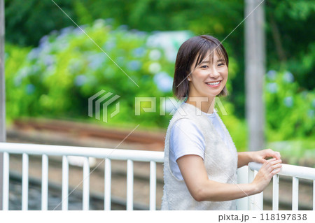 箱根を旅行する女性 旅行中の女性 休日を満喫する女性 箱根を旅行する女性 旅行中の女性 休日を満喫する女性 118197838