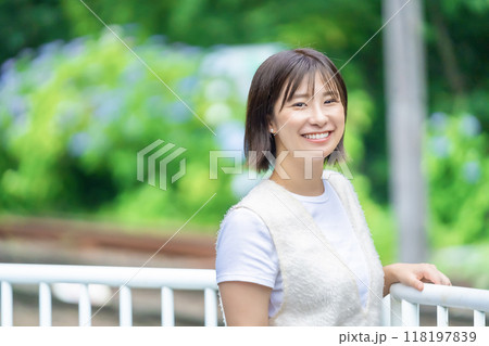 箱根を旅行する女性 旅行中の女性 休日を満喫する女性 箱根を旅行する女性 旅行中の女性 休日を満喫する女性 118197839