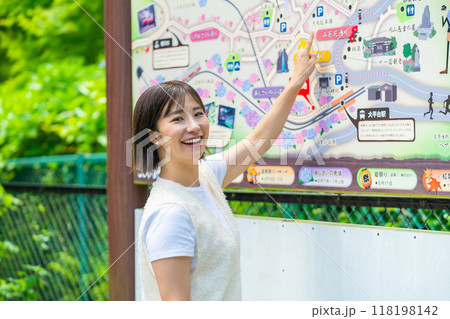 箱根を旅行する女性 旅行中の女性 休日を満喫する女性 箱根を旅行する女性 旅行中の女性 休日を満喫する女性 118198142
