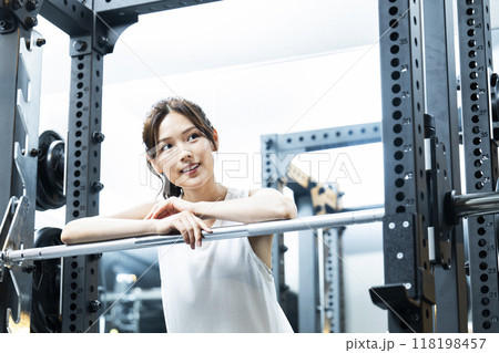スポーツジムでトレーニングする若い女性 スポーツジムでトレーニングする若い女性 118198457