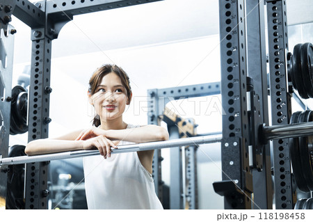スポーツジムでトレーニングする若い女性 スポーツジムでトレーニングする若い女性 118198458