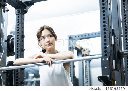 スポーツジムでトレーニングする若い女性 スポーツジムでトレーニングする若い女性 118198459