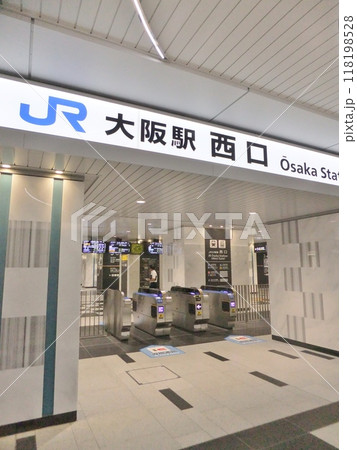 大阪駅　西口改札口 118198528