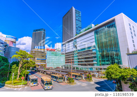 日本の横浜都市景観 9月だが暑さ続く。横浜駅やJR横浜タワー、ザ・ヨコハマフロントタワーなどを望む 118198539