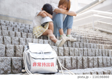 避難する子供と女性と防災リュック。救助を待つ 118198860