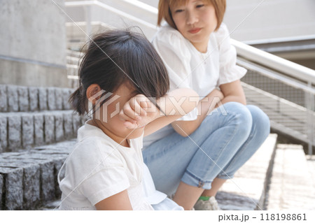 泣いている子供と心配する女性。メンタルと体の不調を訴える 泣いている子供と心配する女性。メンタルと体の不調を訴える 118198861