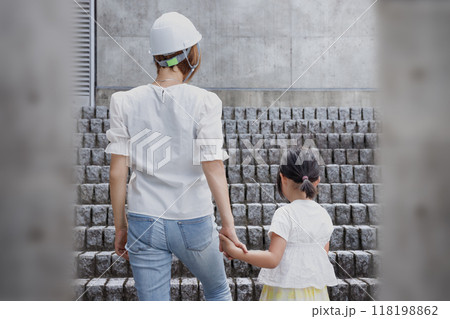 災害、防災訓練のイメージ。階段を登る女性と子供 災害、防災訓練のイメージ。階段を登る女性と子供 118198862