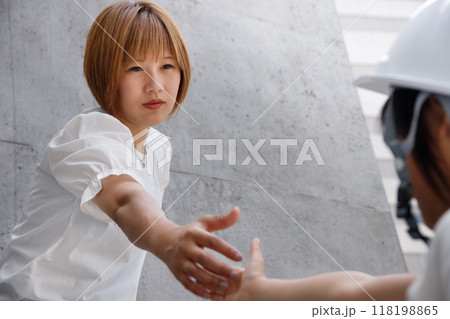 子供の手をとる、手をつなぐ女性。緊急事態 子供の手をとる、手をつなぐ女性。緊急事態 118198865