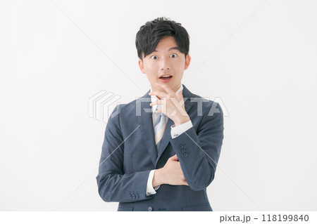 驚く表情のビジネスマン 驚く表情のビジネスマン 118199840