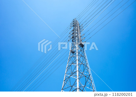 高圧送電鉄塔と快晴の空　a-1 118200201