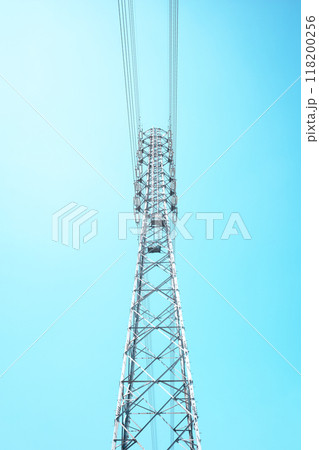 高圧送電鉄塔と快晴の空　c-4 ライトカラー 118200256