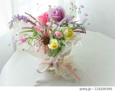 窓辺のテーブルにミニ薔薇のアレンジメント 118200360