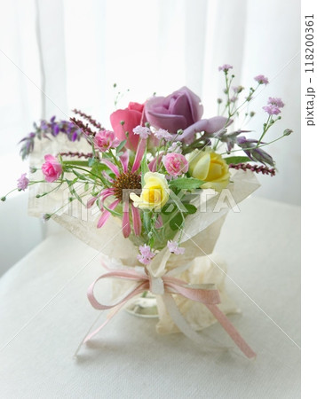 窓辺のテーブルにミニ薔薇のアレンジメント 118200361