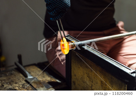 Molding molten glass, glass blowing workshop 118200460