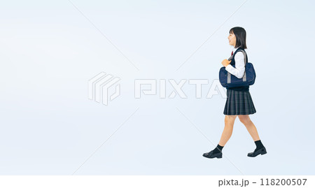 制服を着て歩く女子学生の全身写真 118200507
