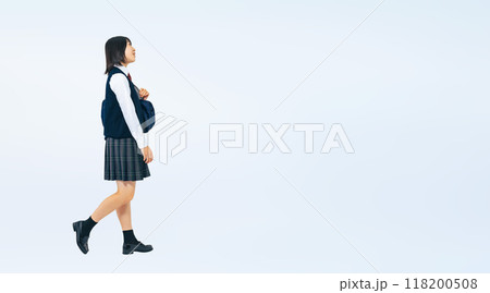 制服を着て歩く女子学生の全身写真 118200508