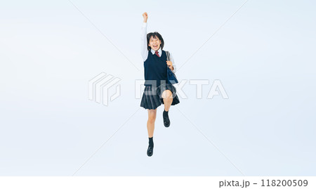 制服を着て元気にジャンプする女子学生の全身写真 制服を着て元気にジャンプする女子学生の全身写真 118200509