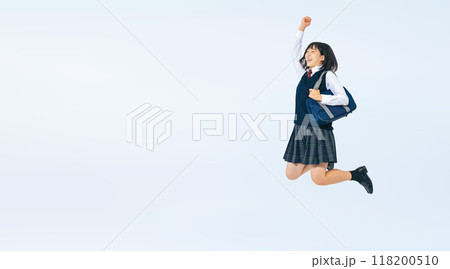 制服を着て元気にジャンプする女子学生の全身写真 制服を着て元気にジャンプする女子学生の全身写真 118200510