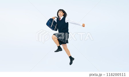 制服を着て元気にジャンプする女子学生の全身写真 118200511