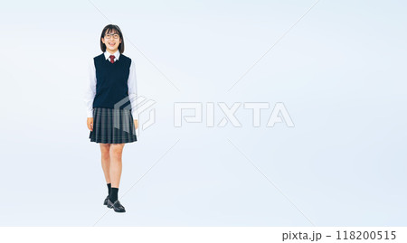制服を着て笑顔で立つ女子学生の全身写真 118200515