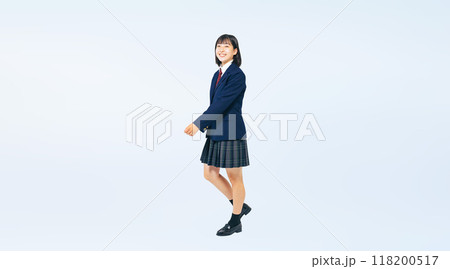 制服を着て笑顔で歩く女子学生の全身写真 118200517