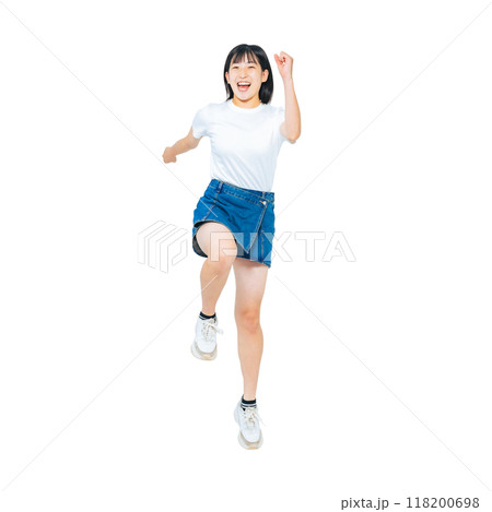 元気にジャンプする女の子　手作業で精密に切り抜いた背景透過全身写真PNG 118200698