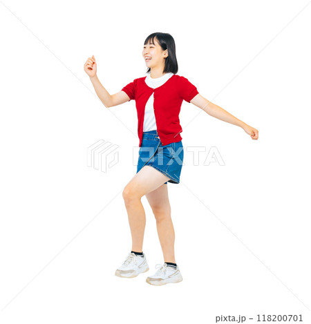 元気に歩く女の子　手作業で精密に切り抜いた背景透過全身写真PNG 118200701