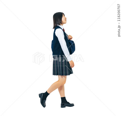 制服を着て歩く女子学生　手作業で精密に切り抜いた背景透過全身写真PNG 118200707