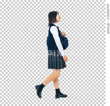 制服を着て歩く女子学生　手作業で精密に切り抜いた背景透過全身写真PNG 118200707
