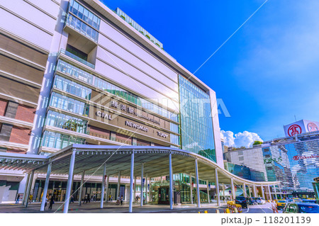 日本の横浜都市景観 9月だが暑さ続く。横浜駅や横浜タカシマヤ、積乱雲などを望む＝令和6年9月9日 118201139