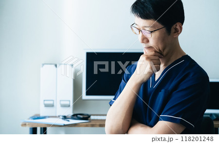 悩む医師 悩む医師 118201248