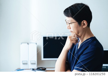 悩む医師 118201250