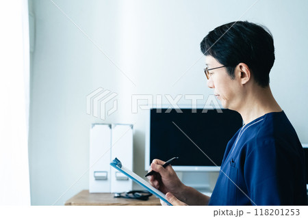 悩む医師 118201253