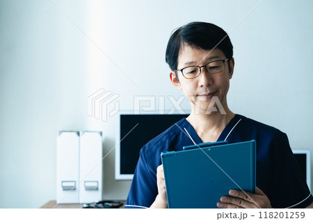 悩む医師 悩む医師 118201259