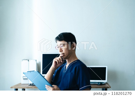 悩む医師 118201270