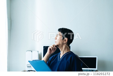 悩む医師 悩む医師 118201272