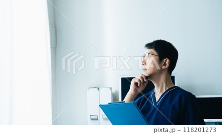 悩む医師 悩む医師 118201273