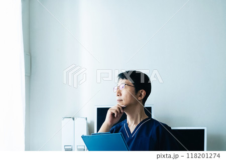 悩む医師 118201274