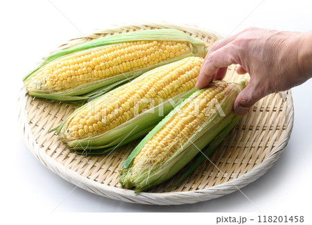 新鮮なトウモロコシ 118201458