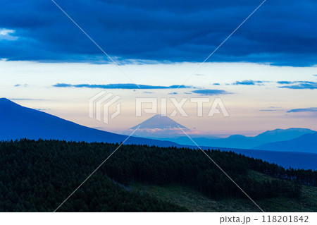 【富士山】雲が多い日の霧ヶ峰富士見台から見る夕方の富士山【長野県】 118201842