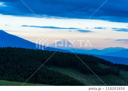 【富士山】雲が多い日の霧ヶ峰富士見台から見る夕方の富士山【長野県】 118201850