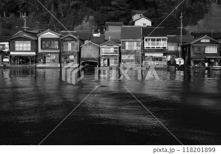 静かな海舟屋の朝モノクロ 118201899