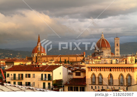 南ヨーロッパのイタリア共和国トスカーナ州フィレンツェ　ドゥオモのクーポラなど世界遺産の歴史地区の眺望 118202007
