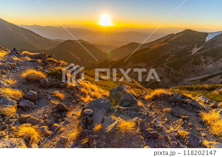 【夕焼け素材】秋の硫黄岳から見る夕焼け【長野県】 118202147