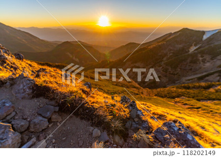 【夕焼け素材】秋の硫黄岳から見る夕焼け【長野県】 118202149