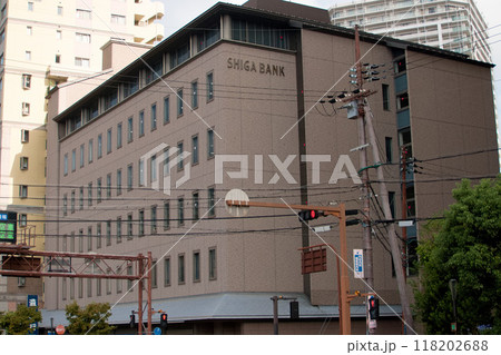 都会化した街に立つ銀行のビル 【草津市】 都会化した街に立つ銀行のビル 【草津市】 118202688