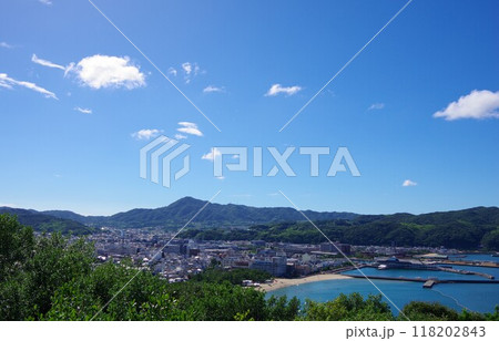 兵庫県洲本市　三熊山から洲本市街と先山を望む 118202843