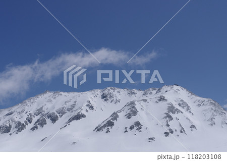 5月上旬の立山黒部アルペンルート　立山室堂平から立山本峰の眺め 118203108