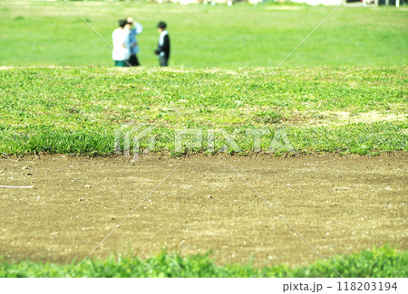 広場で遊ぶ少年 広場で遊ぶ少年 118203194