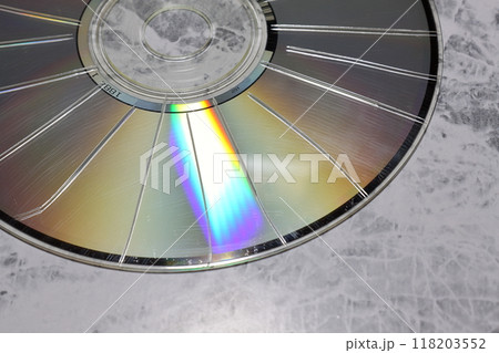 カッターで放射状に傷を付けたCD カッターで放射状に傷を付けたCD 118203552